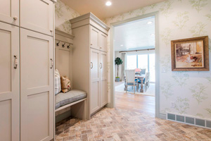 Как выбрать обои в прихожую