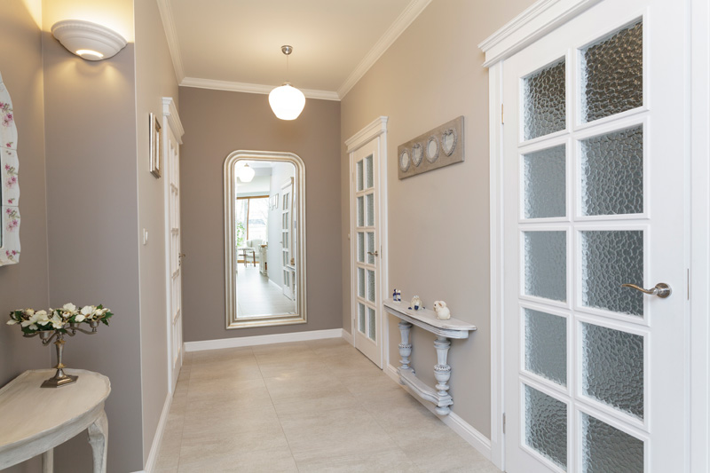 Как выбрать обои для прихожей и коридора